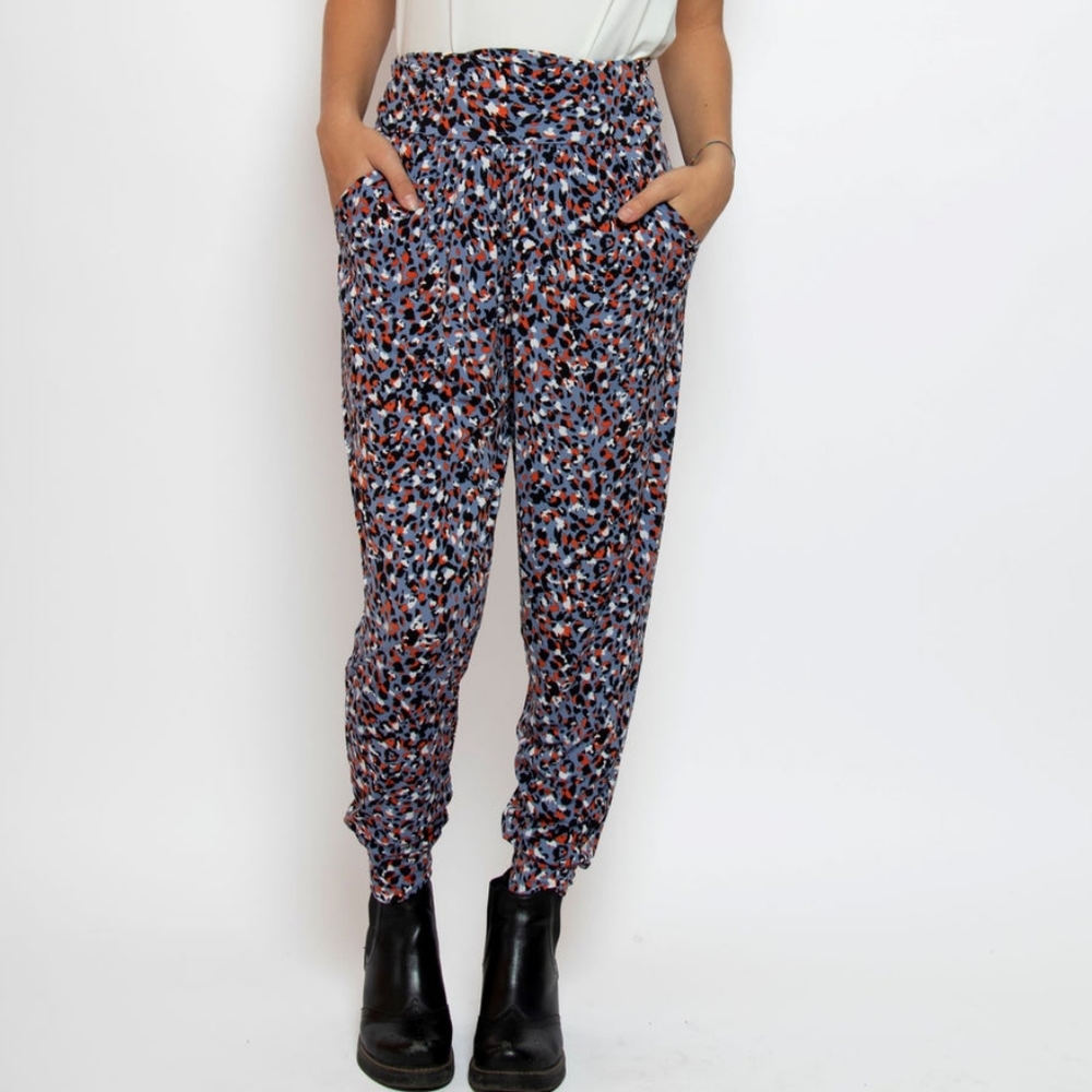 New KIM & CO. ANIMAL CLUSTER BRAZIL KNIT WELLNESS FOLDOVER WAISTBAND CUFFED PANT